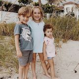 5. Juli 2020  Prinzessin Madeleine von Schweden lebt mit ihrer Familie im sonnigen Florida. Dort feiern die Amerikaner am 4. Juli den Unabhängigkeitstag. Auch wenn das größte Fest der USA in diesem Jahr aufgrund der Pandemie anders als gewohnt verläuft, wünscht Madeleine einen schönen Feiertag und teilt dazu dieses goldige, neue Foto ihrer drei Kids am Strand vor ihrem Zuhause.
