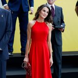Bei den Innovation und Design Awards in Valencia war sie der Hingucker: Königin Letizia setzt ihre schmale Figur in einem roten Neckholderkleid in Szene, dazu kombiniert sie rote Pumps und eine rote Clutch mit Schlangenleder-Print.