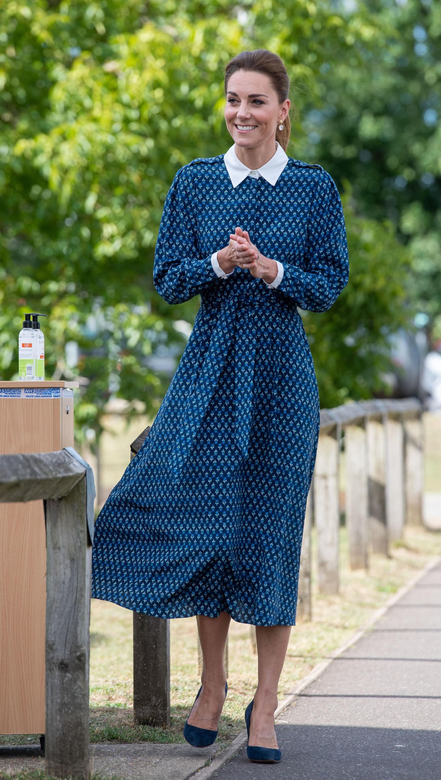 Für den Besuch eines Krankenhauses in King's Lynn, Norfolk, trägt Herzogin Catherine das "Shalini"-Kleid von Beulah London. Das filigrane Blümchenmuster, der weiße Bubikragen und ein Taillengürtel machen das Dress zu einem absoluten Hingucker. Dazu kombiniert sie farblich passende Pumps. 