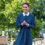 Für den Besuch eines Krankenhauses in King's Lynn, Norfolk, trägt Herzogin Catherine das "Shalini"-Kleid von Beulah London. Das filigrane Blümchenmuster, der weiße Bubikragen und ein Taillengürtel machen das Dress zu einem absoluten Hingucker. Dazu kombiniert sie farblich passende Pumps. 