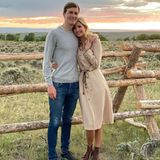 Romantischer Sonnenuntergang - für das etwas rustikalere Date trägt Ivanka eine interessante Mischung auf Trenchcoat und Western-Bluse des Labels Nanushka für ca. 962 Euro. Die Schulterpartie ist im Western-Stil gehalten, während die Farbe und der Taillengürtel des Kleids an den beliebten britischen Armeemantel erinnern. Dazu kombiniert sie braune Schnürboots. 