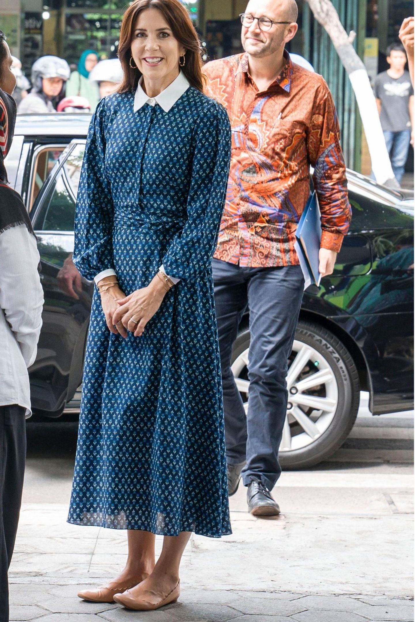 Prinzessin Mary von Dänemark trägt das Kleid schon im Dezember 2019 während einer Reise nach Indonesien. Auch sie sieht in dem femininen Design von Beulah toll aus. Sie kombiniert es jedoch zu flachen beigen Ballerina-Schuhen, was den Look komplett anders wirken lässt. 