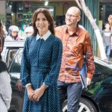 Prinzessin Mary von Dänemark trägt das Kleid schon im Dezember 2019 während einer Reise nach Indonesien. Auch sie sieht in dem femininen Design von Beulah toll aus. Sie kombiniert es jedoch zu flachen beigen Ballerina-Schuhen, was den Look komplett anders wirken lässt. 