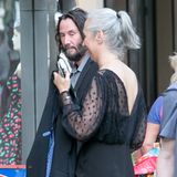 4. Juli 2020  Aktuell steht Keanu Reeves für Dreharbeiten zum vierten Teil der "Matrix"-Reihe in Berlin vor der Kamera. In Kreuzberg kommt die Filmcrew am Abend zusammen, um gemeinsam den Independence Day zu feiern. Auch Keanu Reeves und seine Partnerin Alexandra Grant sind mit von der Partie.