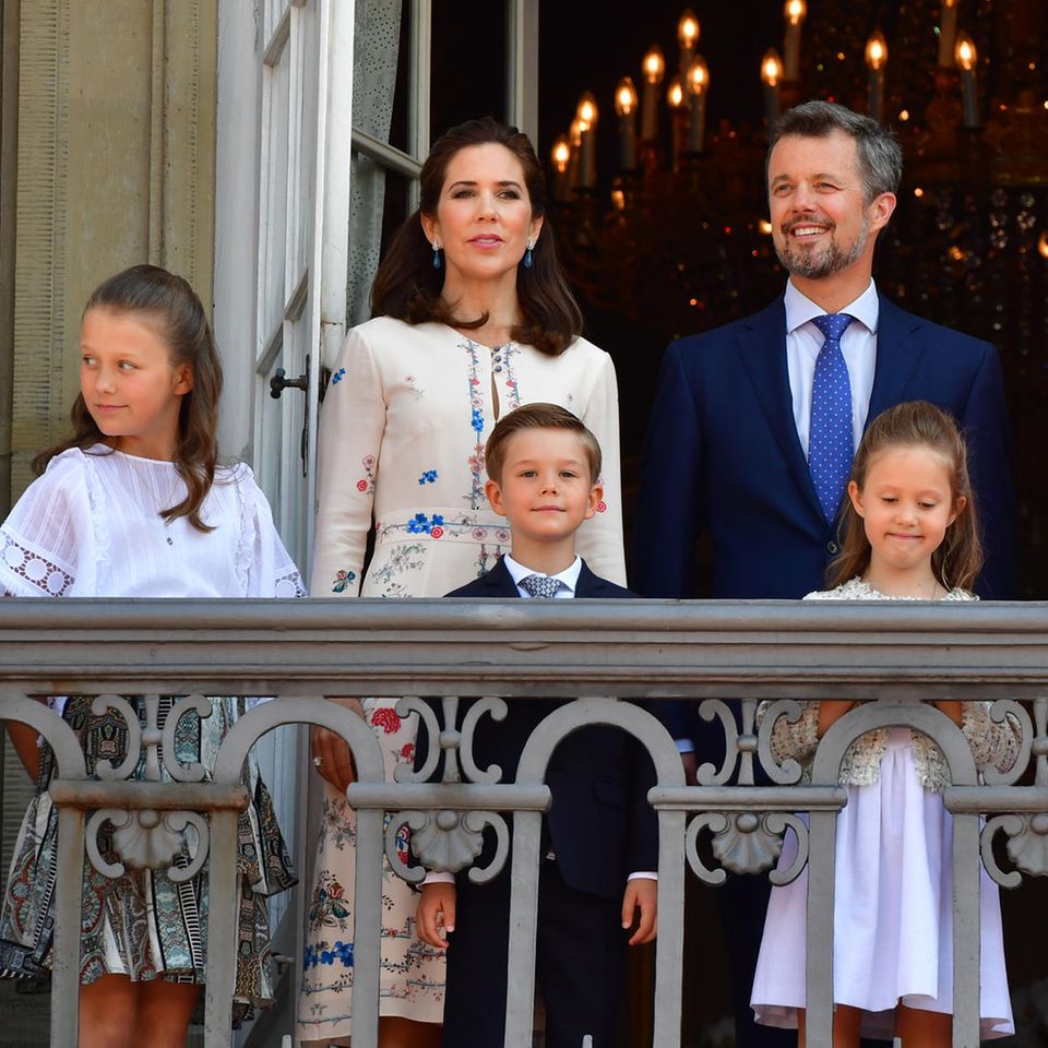 Die dänischen Royals: Prinzessin Mary, Prinz Frederik, Königin Margrethe (hinten, v.l.n.r.), Prinz Vincent, Prinzessin Josephine und Prinz Christian (vorne, v.l.n.r.)
