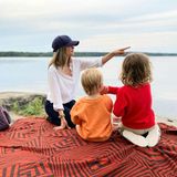 Nach einem Spaziergang durch die wunderschöne Natur ist Zeit für ein Picknick am Ufer des Gisesjön-Sees. Mama Sofia zeigt ihren kleinen Prinzen, was man von dort aus alles entdecken kann.