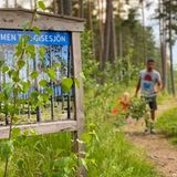 8. Juli 2020  Prinz Carl Philip und Prinzessin Sofia unternehmen mit ihren Söhnen einen Ausflug ins idyllische Naturreservat Nynäs. Über schöne Waldwege spaziert die Familie zu einem an die Barrierefreiheit angepassten Aussichtspunkt, den Prinz Alexander, Herzog von Södermanland, als symbolische Gabe zu seiner Taufe geschenkt bekam.