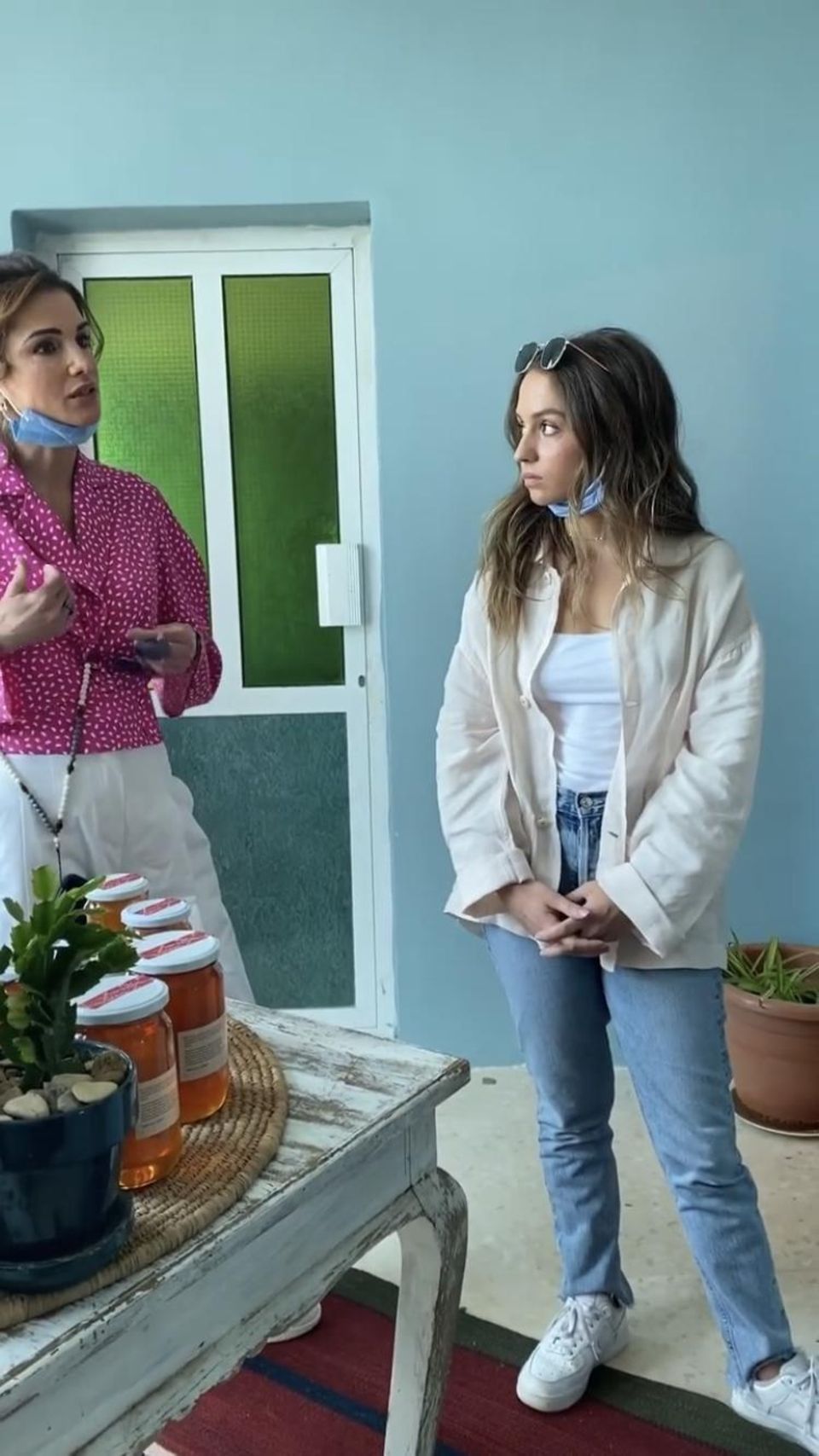 Prinzessin Iman in lässiger Jeans-Hemd-Sneaker-Kombi.