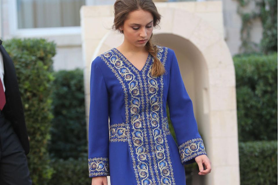 Prinzessin Iman trägt eine traditionelle Robe. Prinzessin Iman trägt eine traditionelle Robe.