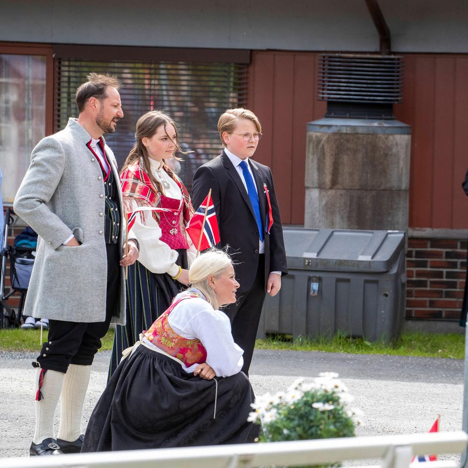 Prinzessin Mette-Marit geht vor Björn Tore Kjesbu in die Knie. Wegen der Corona-Beschränkungen hält sie Abstand. 