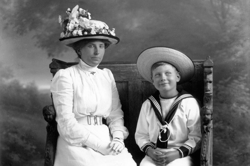 Prinz John mit seinem Kindermädchen Charlotte Bill um 1914 in London.