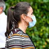 Letizia trägt bei dem Besuch einen streng nach hinten gekämmten Zopf und zeigt dabei ganz offen ihre grauen Haarsträhnchen. Herrlich normal eben, unsere Letizia. 