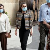Beim Besuch zweier spanischer Städte, die von der Corona-Pandemie besonders stark betroffen sind, zeigt sich Königin Letizia in einem schlichten, aber dennoch stylishen, Outfit: Den gestreiften Blazer des Labels Uterque ist ein Recycler aus den letzten Jahren. Eine schwarze Jeans und ebenfalls schwarze Pumps mit Keilabsatz komplettieren den Look der 47-Jährigen. Doch ein Detail fällt beim genaueren Hinsehen ins Auge ...