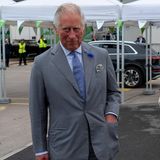 9. Juli 2020  Prinz Charles und Herzogin Camilla besuchen ein Distributionszentrum der Supermarktkette ASDA in Bristol. Wegen des Coronavirus' ist Händeschütteln tabu ist. Kein Problem für die Herzogin: Sie grüßt mit zusammengefalteten Händen, der sogenannten "Namasté"- Geste.