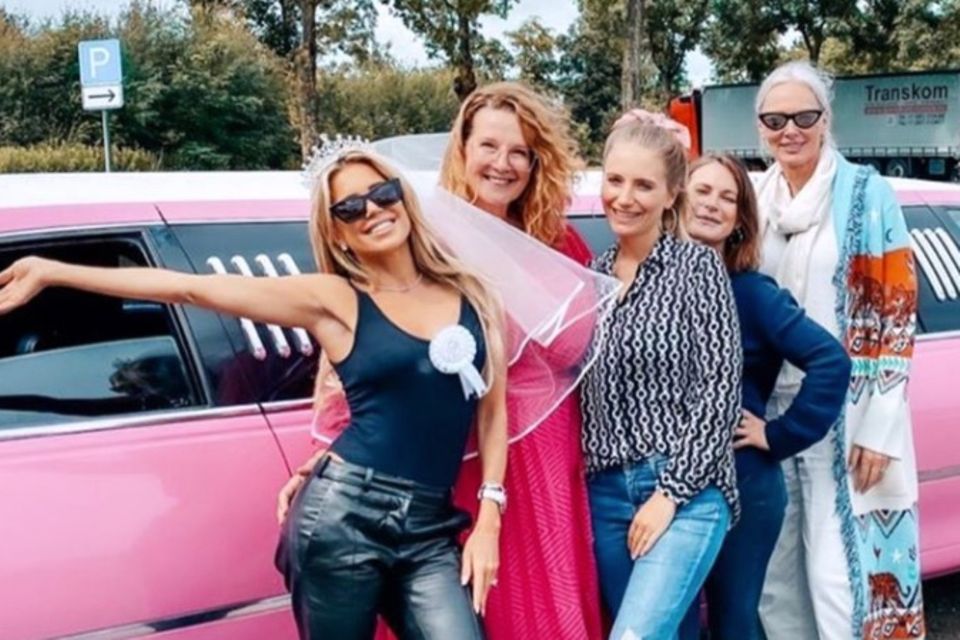 Sylvie Meis: Sylvie Meis und ihre - wie sie es nennt - "Mädchengang" auf dem Weg ins JGA-Wochenende. Sylvie Meis und ihre - wie sie es nennt - "Mädchengang" auf dem Weg ins JGA-Wochenende.