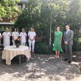 Auch wenn wir den Look von Kronprinzessin Victoria nur mit etwas Abstand bewundern dürfen, sind wir hin und weg. Das hübsch-gemusterte Kleid des Labels Tiger of Sweden schmeichelt der 42-Jährigen wirklich wunderbar. Und auch die Kombination mit silbermetallicfarbenen Sandalen von H&M machen den Look perfekt. Das Kleid gibt es für rund 210 Euro.