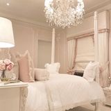 Valentina, die Tochter von Rochelle Humes, bekam ein Kinderzimmer-Makeover. Die Wände wurden in einem hauchzarten Rosaton gestrichen und die Möbel dem Alter der kleinen Prinzessin angepasst. Der pompöse Stil ist aber geblieben.