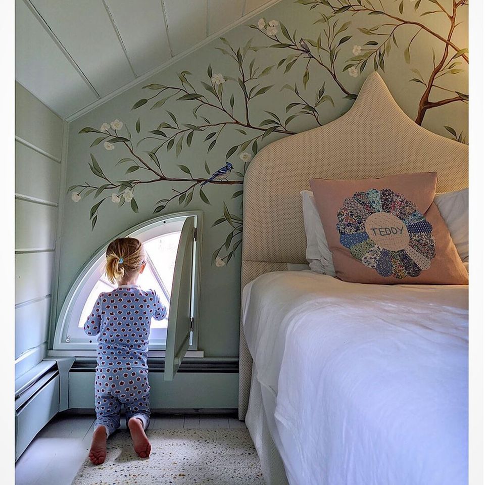 Was für ein traumhaftes Kinderzimmer: Teddy, die kleine Tochter von Nicky Hilton und James Rothschild, darf sich jeden Tag über eine exquisite Wandbemalung über ihrem Luxusbett freuen.