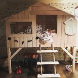 Buddy Bear, der Sohn von Jamie Oliver und Ehefrau Jools, darf sich über ein cooles Kinderbett der Marke Nubie freuen. Das sieht nicht nur super aus, sondern kann je nach Ausführung auch schnell mehrere Tausend Euro kosten.