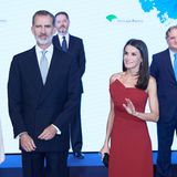 In einem roten schulterfreien Kleid von Roberto Torretta zieht Königin Letizia von Spanien bei einem Dinner im Rahmen eines Journalistenpreises alle Blicke auf sich. Das wadenlange Kleid ist schlicht geschnitten - bis auf ein raffiniertes, asymmetrisches Detail am Ausschnitt. Dazu kombiniert Letizia unaufälligen Schmuck, …
