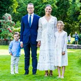 14. Juli 2020  Prinzessin Victoria muss in diesem Jahr zwar aufgrund der Corona-Pandemie auf die traditionellen Gratulationen des Volkes zu ihrem 43. Geburtstag im Park von Schloss Solliden verzichten, aber ihre Liebsten bereiten ihr dennoch einen "kleinen Victoriatag". Mit Ehemann Prinz Daniel und ihren beiden Kindern Prinz Oscar und Prinzessin Estelle tritt das Geburtstagskind im Schlossgarten von Solliden vor die Presse.