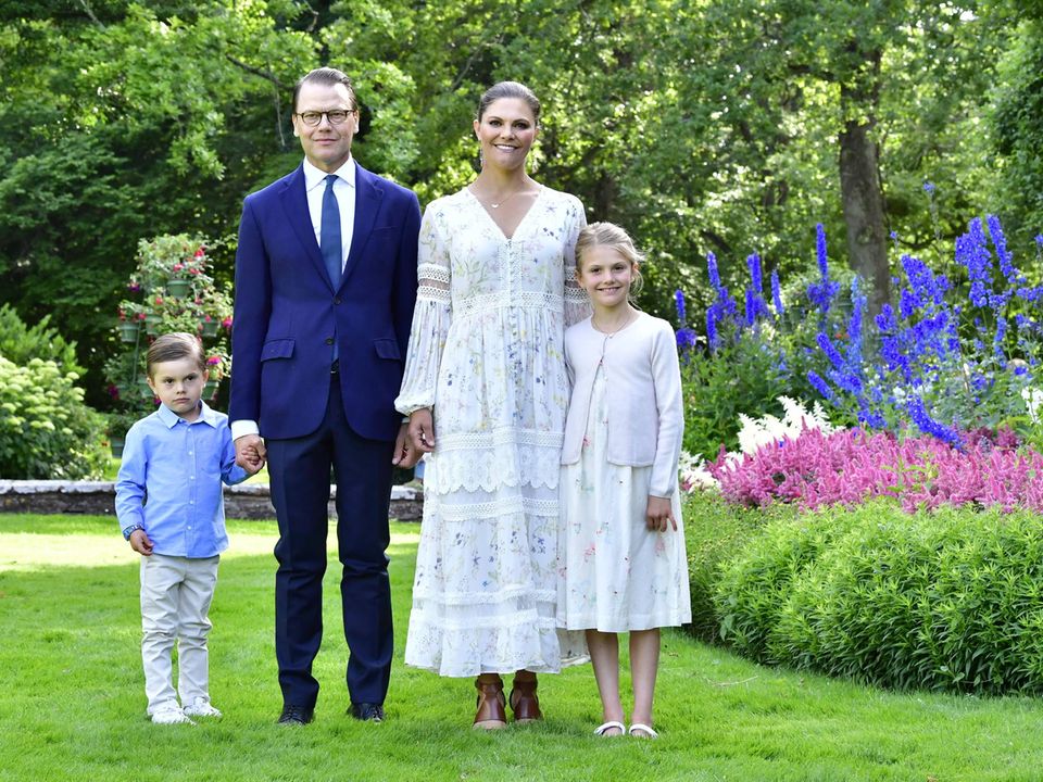 Prinzessin Victoria: Prinz Oscar, Prinz Daniel, Prinzessin Victoria und Prinzessin Estelle posieren anlässlich Victorias 43. Geburtstag. Prinz Oscar, Prinz Daniel, Prinzessin Victoria und Prinzessin Estelle