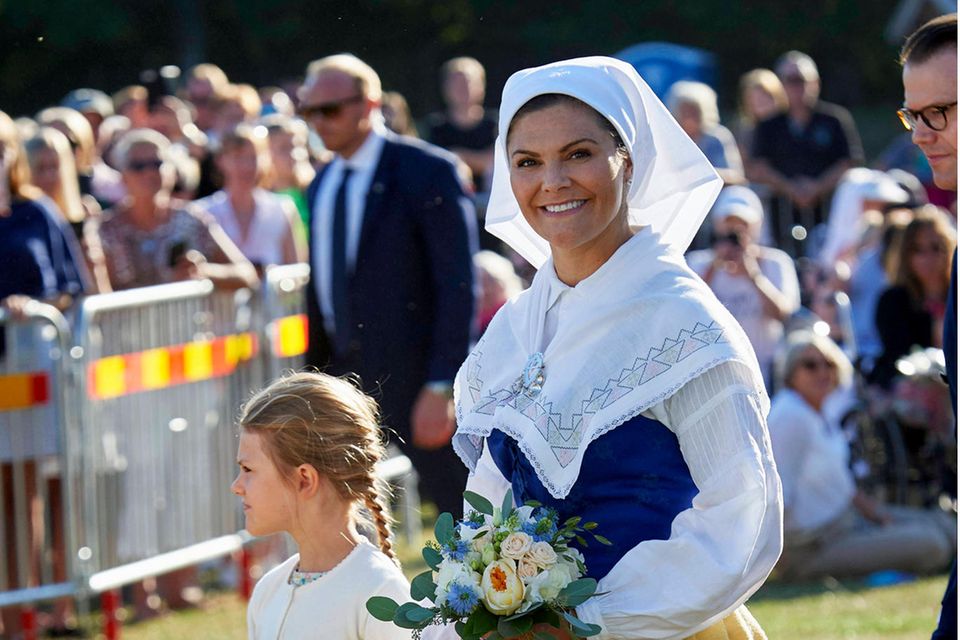 Prinzessin Victoria: So kennen wir Victoria in ihrem traditionellen Öland-Gewand am Victoriatag. So kennen wir Victoria in ihrem traditionellen Öland-Gewand am Victoriatag.