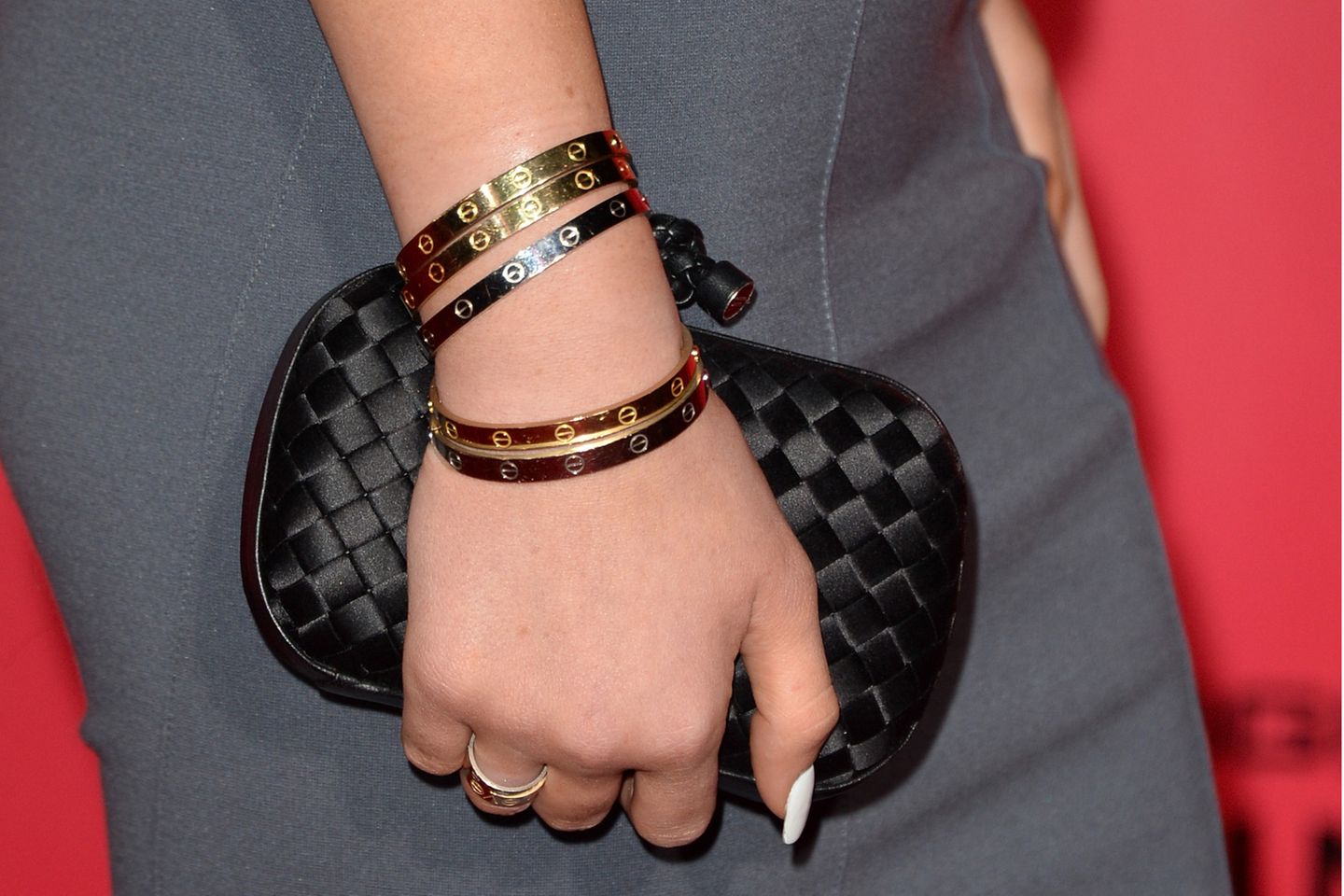 US-Superstar Kylie Jenner trägt am liebsten gleichzeitig mehrere Love Bracelets in unterschiedlichen Goldtönen.