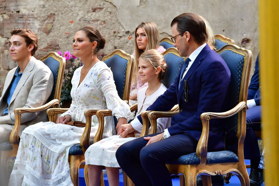 Prinzessin Victoria: Süßer Familienmoment: Die Kronprinzessinnenfamilie hält sich an den Händen. Links neben Victoria sitzt Armand Duplantis, hinter ihm seine Schwester Johanna. Süßer Familienmoment: Die Kronprinzessinnenfamilie hält sich an den Händen. Links neben Victoria sitzt Armand Duplantis, hinter ihm seine Schwester Johanna.