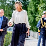 ... Máxima zeigt sich beim Besuch der Stiftung "Veteraneninstituut" weiterhin souverän und lässt sich nichts anmerken. Windsicher ist jedenfalls die dunkelblaue Culotte der niederländischen Königin sowie ihre weiße Bluse, die übrigens beide aus dem Designerhause Natan stammen. 
