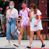 Auch wenn die Eltern von Suri Cruise Superstars sind, macht die Tochter von Tom Cruise und Katie Holmes gerne das, was viele Mädchen in ihrem Alter machen: Zeit mit den Freundinnen verbringen. Für den Ausflug auf New Yorks Straßen hat die 14-Jährige ein Batik-Shirt mit einer lilafarbenen Shorts und Sneakern kombiniert. Süßer Hinweis: Darunter befindet sich ein Trend-Teil, dass sie mit ihrer stylischen Mama verbindet ...
