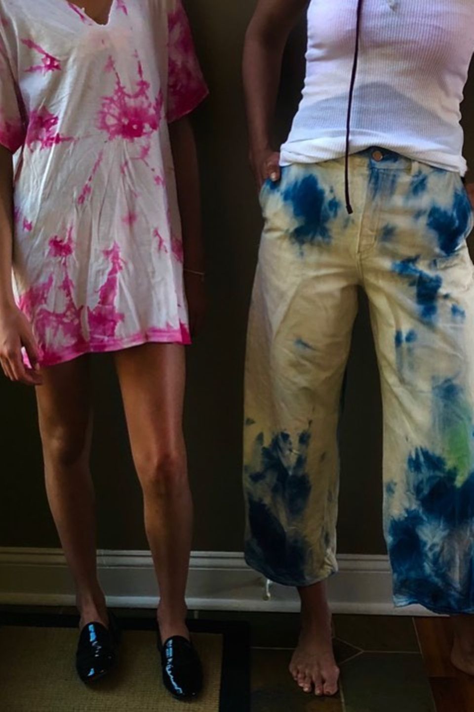 Denn vor wenigen Wochen haben Katie Holmes und Suri Cruise Kleidung selbst gebatikt, wie dieses Bild auf Instagram zeigt. Suri hat das lässige, weißes Oversize T-Shirt Pink gefärbt und ihre Mama eine 3/4-Hose Gelb-Blau. Auch während der Freundinnen-Zeit in New York kann die beiden anscheinend nichts trennen ...