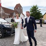 Endlich konnten sie "Ja" sagen: Dänemarks Premierministerin Mette Fredriksen hat ihren Freund Bo Tengberg geheiratet. Die Hochzeit musste wegen der Coronapandemie und wegen ihres vollen Kalenders mehrmals verschoben werden. Umso schöner, dass die Trauung jetzt stattfinden konnte - und die beiden strahlen... 