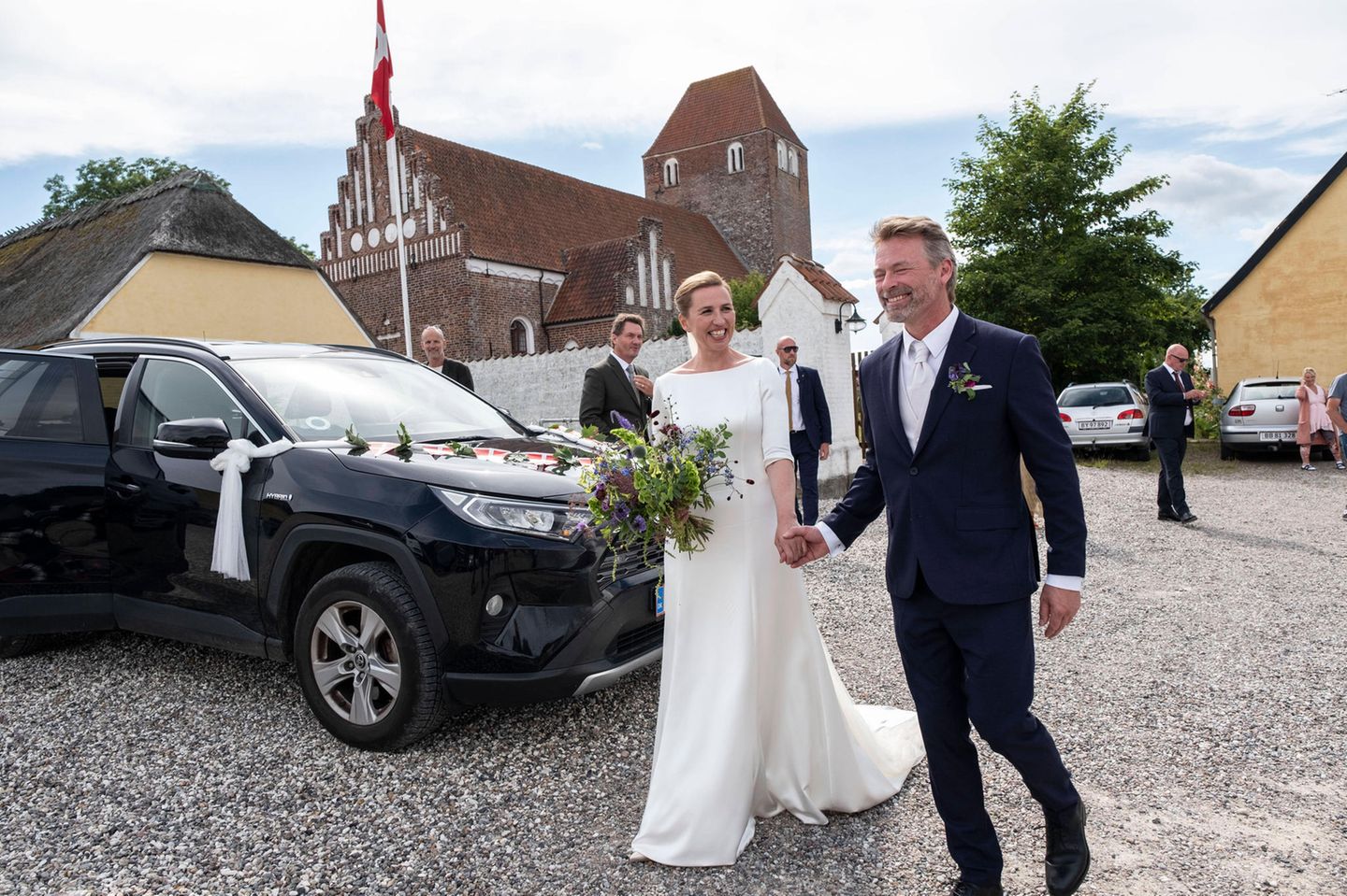 Endlich konnten sie "Ja" sagen: Dänemarks Premierministerin Mette Fredriksen hat ihren Freund Bo Tengberg geheiratet. Die Hochzeit musste wegen der Coronapandemie und wegen ihres vollen Kalenders mehrmals verschoben werden. Umso schöner, dass die Trauung jetzt stattfinden konnte - und die beiden strahlen... 