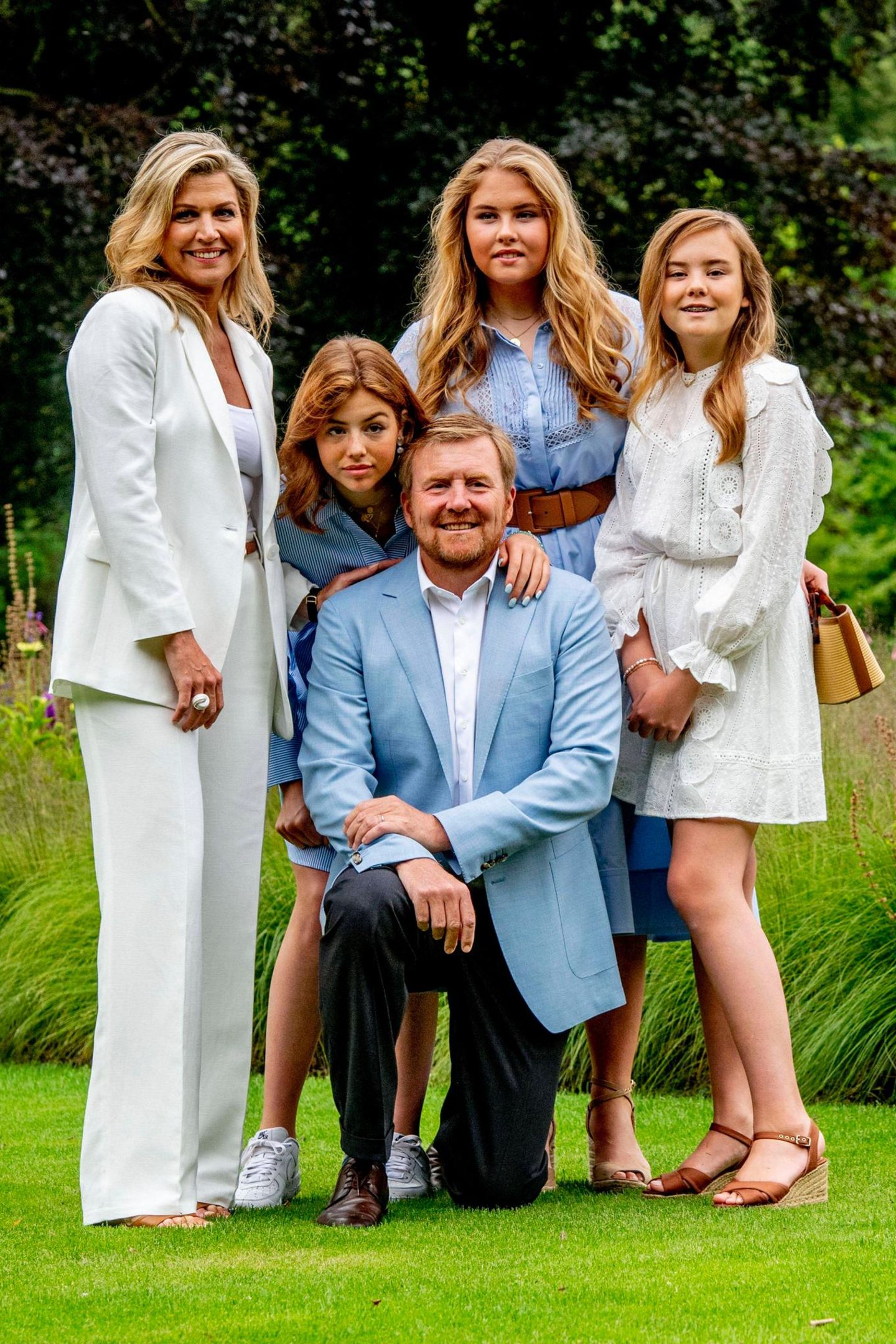 Welch ein royales Traum-Quintett! Und König Willem-Alexander ist der glückliche Hahn im Korb. Stolz posiert er umringt von Ehefrau und Töchtern.