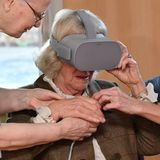 Bei der Feier des 40. Jubiläums des Prospect Hospice in Wroughton, testet Herzogin Camilla ein Virtual Reality Headset und benötigt dabei noch etwas Hilfe. 