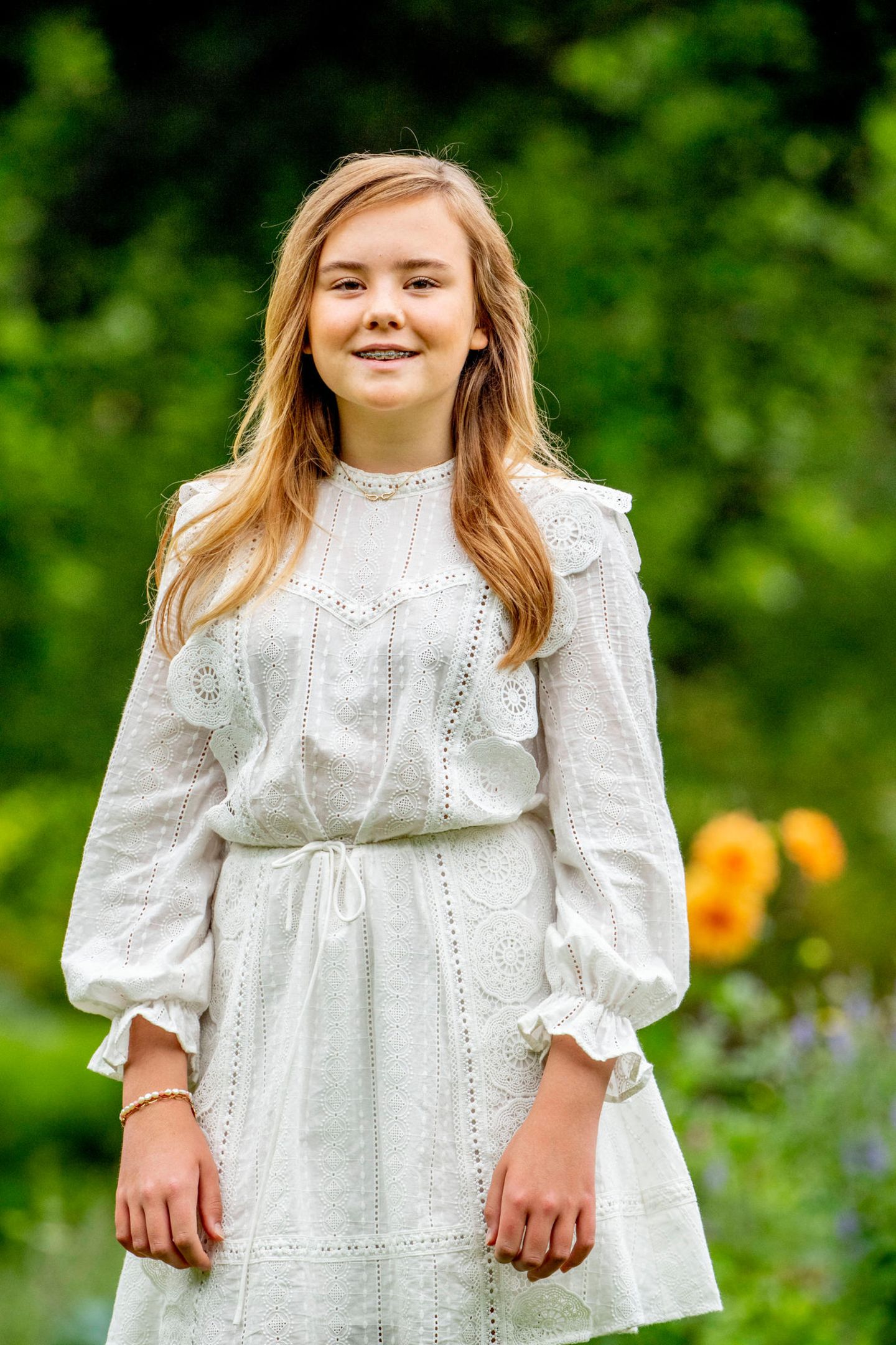 Prinzessin Ariane ist mit 13 Jahren die jüngste Töchter von Máxima und Willem-Alexander. Hier strahlt sie in einem weißen Kleid mit der Sonne um die Wette.