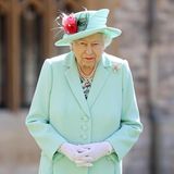 17. Juli 2020  Da ist sie wieder! Queen Elizabeth zeigt sich auf Schloss Windsor. Es ist das zweite Mal, dass die Königin seit dem Ausbruch der Coronakrise im März persönlich zu einem Termin erscheint (Das erste Mal besuchte sie, ebenfalls auf Schloss Windsor, eine kleine Militärparade anlässlich ihres 94. Geburtstages).