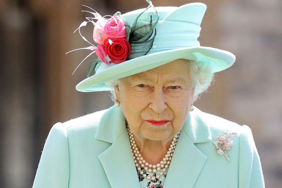 Queen Elizabeth nimmt nach der Hochzeit von Prinzessin Beatrice einen Termin auf Schloss Windsor wahr - und behält ihr Hochzeitsoutfit gleich an. Gut zu erkennen: die florale Brosche.