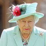An ihrem Revers trägt die Queen an Beatrice' Hochzeit eine glamouröse Brosche mit zwei Blumen aus Roségold und Diamanten. Laut The Court Jeweller ist die Brosche eine jüngere Ergänzung der umfangreichen Schmuckkollektion der Königin, die ihr rund um ihr Diamant-Jubiläum 2012 geschenkt wurde. Eine tiefere Botschaft fällt zunächst nicht auf. Vielleicht ist es diesmal aber auch ganz einfach - und die Brosche hat schlichtweg optisch gut zum Look der Queen gepasst.
