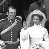 An der Hochzeit ihrer Tochter, gibt die Queen ihr Hochzeitsdiadem an Prinzessin Anne weiter. Eine schöne Familientradition hat sich gefunden, die jetzt mit der Hochzeit von Prinzessin Beatrice weitergeführt wird. 
