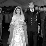 Denn das gleiche Diadem, welches aus einer Kette von Queen Victoria gefertigt wurde und als "geborgter" Beitrag Glück bringen sollte, trug bereits Queen Elizabeth an ihrer Hochzeit 1947. 