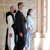 Weitere Hingucker ihres Outfits sind außerdem der asymmetrische Schnitt des Kleides sowie die bequemen Espadrilles des Labels Macarena. Ein sommerlicher Look, der ganz ähnlich schon auf dem Runway gezeigt wurde.