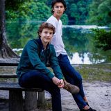 Lässig posiert Prinz Felix zusammen mit seinem älteren Bruder, Prinz Nikolai. Nach den Sommerferien beginnt für Prinz Felix die 3. Klasse am Gammel-Hellerup-Gymnasium in Kopenhagen, wo er seinen fachlichen Schwerpunkt auf den Bereich der Sozialwissenschaften legen wird - wie das Königshaus in seinem Geburtstags-Post über Instagram mitteilt.
