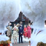 Am Ende eines ereignisreichen Nationalfeiertages besucht die belgische Königsfamilie die Pflegeeinrichtung La Maison de Mariemont in Morlanwelz. König Philippe, Königin Mathilde und ihre Kinder werden trotz kleiner Verspätung sehnsüchtig von den Bewohnern erwartet. Diese haben sich bereits auf den Balkonen und vor dem Haus in Position gebracht. Passend zum Nationalfeiertag gibt es natürlich auch etwas Tradition. Eine Gruppe von Giles begrüßte die Familie mit ihren puscheligen Kopfbedeckungen. 