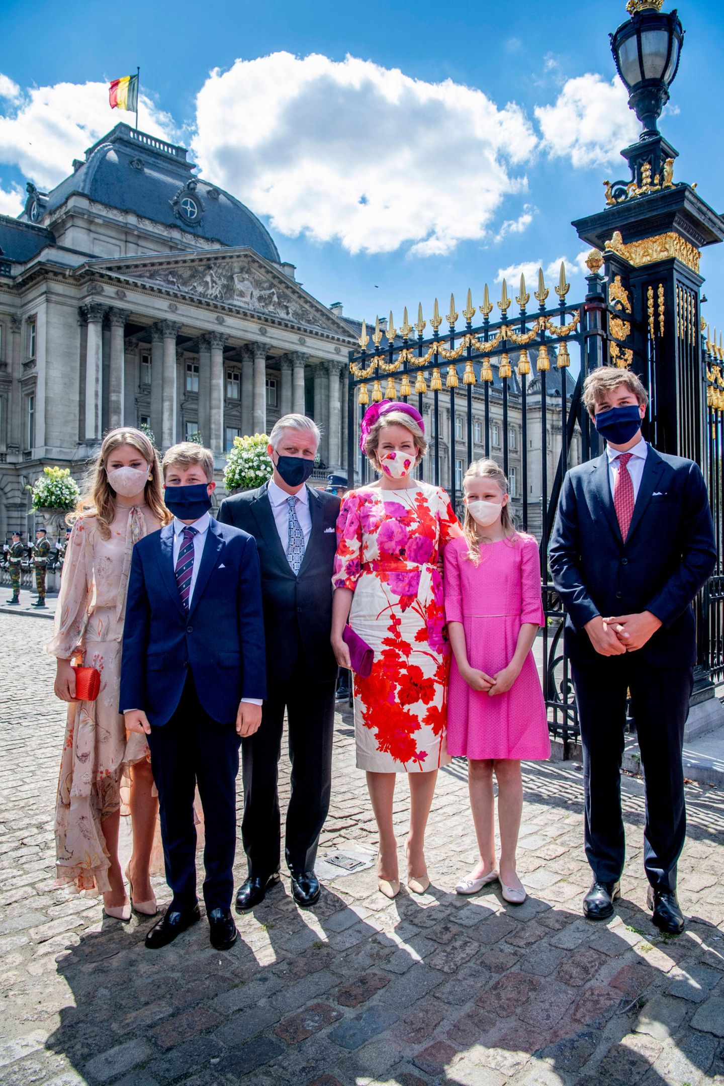 21. Juli 2020  Es ist Nationalfeiertag in Belgien und so macht sich die belgische Königsfamilie auf den Weg zu der Militärparade. Die belgischen Royals tragen dabei natürlich Gesichtsmasken, was in Belgien wegen des Coronavirus Pflicht ist, wenn man nicht die 1,5 Meter Distanz einhalten kann. 