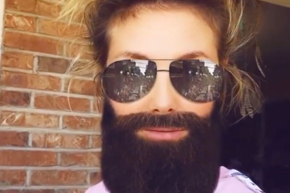 Heidi Klum: Heidi Klum - mit "Tom Kaulitz"-Filter über dem Gesicht - mit ihrem "Baby"-Pullover. Gekonnt spielt sie in ihrem Kommentar auf die Farben des Sweaters an. Heidi Klum - mit "Tom Kaulitz"-Filter über dem Gesicht - mit ihrem "Baby"-Pullover. Gekonnt spielt sie in ihrem Kommentar auf die Farben des Sweaters an.
