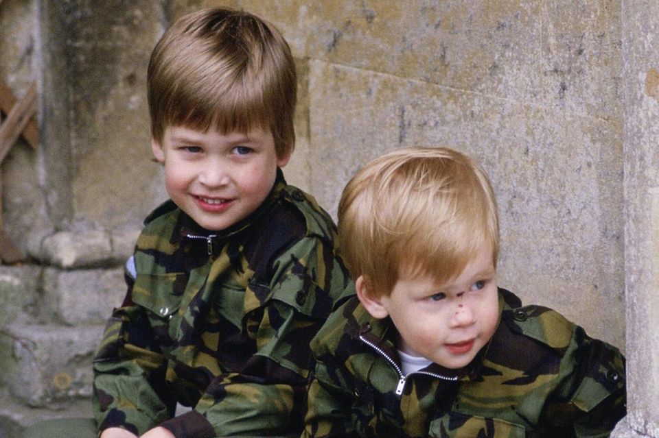 Royals | Prinz George: Prinz William (l.) und Prinz Harry (r.) sitzen in einer Armeeuniform zusammen auf den Stufen des Highgrove House am 18. Juli 1986 in Tetbury, England. Prinz William (l.) und Prinz Harry (r.) sitzen in einer Armeeuniform zusammen auf den Stufen des Highgrove House am 18. Juli 1986 in Tetbury, England.