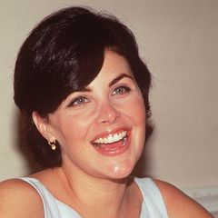Sherilyn Fenn  Nach der Scheidung von Lori Anne sind Johnny und der spätere "Twin Peaks"-Star Sherilyn Fenn dreieinhalb Jahre lang ein Liebespaar und sogar verlobt. 1988 geht die Beziehung in die Brüche.