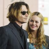 Vanessa Paradis Paradis ist die Mutter seiner zwei Kinder und 14 Jahre lang an seiner Seite. Mit ihr ist Johnny Depp jedoch nie verlobt gewesen. 2012 verlässt er die französische Schauspielerin.